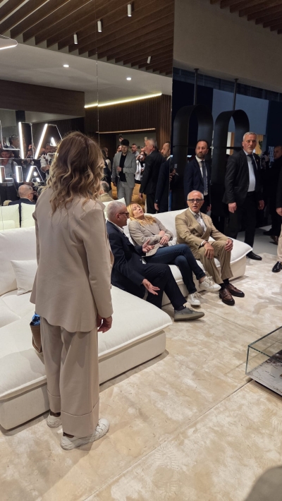 Il divano Scialla accoglie la premier Giorgia Meloni da Calia Italia al Salone del Mobile.Milano 2026