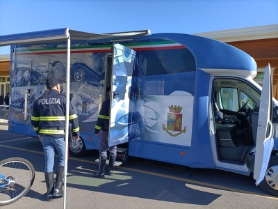 Il Camper Azzurro della Polizia di Stato fa tappa a Matera e incontra i ragazzi dell’I.C. Bramante